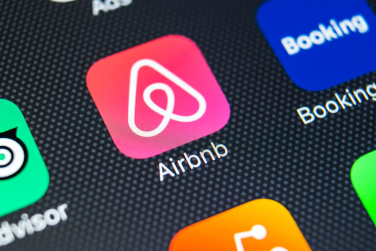 Airbnb vs. Booking Holdings: Who’s Winning the Battle for Financial Growth and Green Goals?