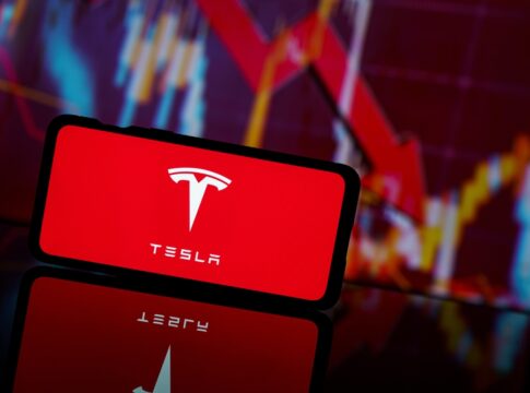 Why Tesla (TSLA) Stock Fell: Carbon Credit Crackdown, Musk’s Politics, and Canada’s Frozen Funds