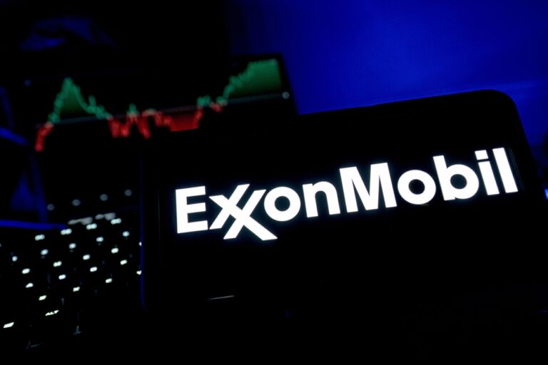 ExxonMobil (XOM) Q3 Earnings Beat: Will AI and Innovation Secure Dividends in a Climate-Conscious Era?