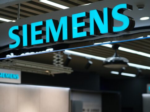 Siemens Cuts Emissions 66% and Helps Customers Avoid 694 Million Tons of CO₂