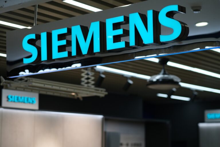 Siemens Cuts Emissions 66% and Helps Customers Avoid 694 Million Tons of CO₂