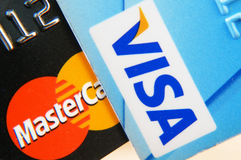 Visa vs Mastercard: Strong Earnings Meet Rising Climate Pressure