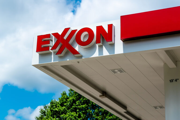 ExxonMobil (XOM) Earnings Dip in 2025, Yet Cash Flow, Dividends, and Low Carbon Strategy Remain Robust