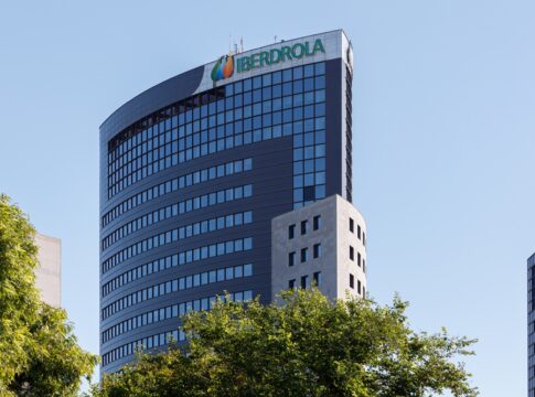 Iberdrola Expands European Grid Business with €5 Billion Caruna Acquisition